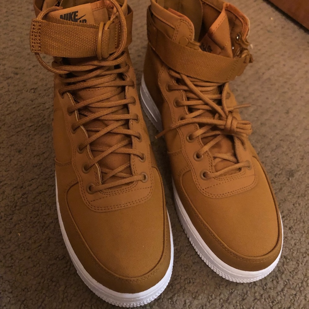 Nike SF Air Force 1 Mid “ Desert Ochre” Mens Shoe.
